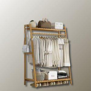 Porte-manteau en bois clair, design Triangle pour chaussures