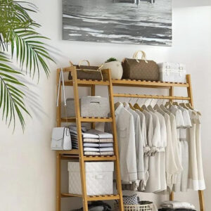 Meuble porte-manteau en bois clair avec étagère triangulaire